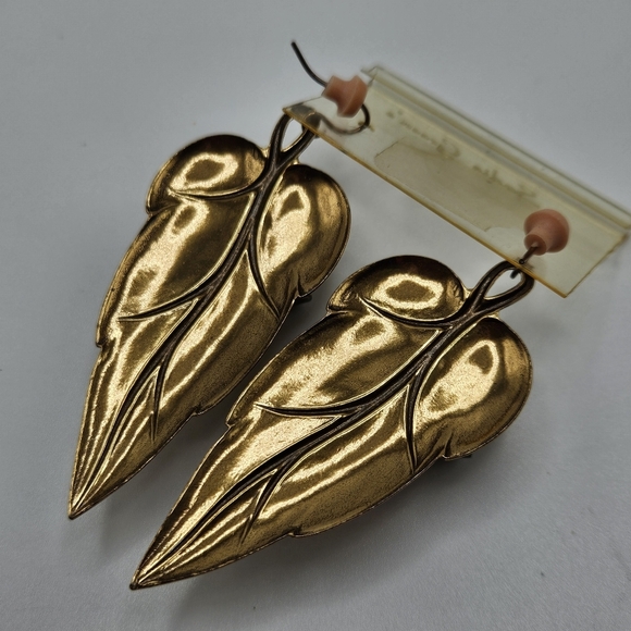 NEW VINTAGE Sadie Green Gold Tone Metal Leaf Statement French Hook Earrings - Picture 7 of 7